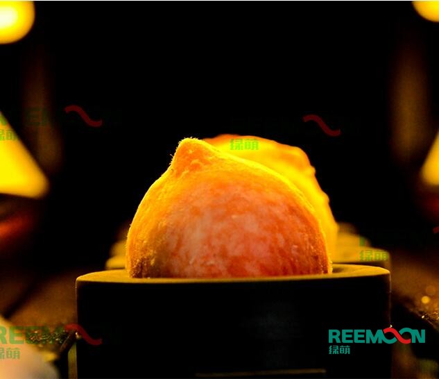 “百桃”佛桃表里如一的秘密 引入綠萌呵福式設(shè)備給桃做“CT” ▲點(diǎn)擊查看完整視頻山東肥桃又稱佛桃，是我國(guó)的名優(yōu)特產(chǎn)，擁有一千多年的種植歷史，目前肥城市肥桃栽培面積已經(jīng)成為世界領(lǐng)先大的果園，產(chǎn)量高，采后處理需求大，簡(jiǎn)單依靠傳統(tǒng)的人工挑選內(nèi)部品質(zhì)難度大、精準(zhǔn)度差、耗時(shí)長(zhǎng)。桃子分選