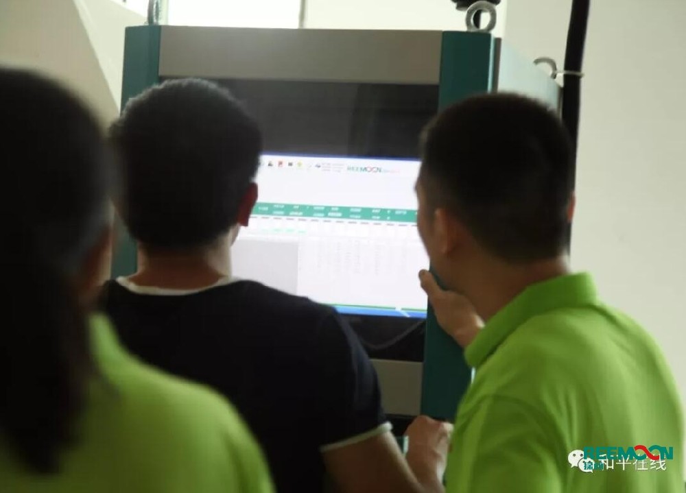 “大果崛起”——和平縣水果分揀進入了智能時代！和平縣東森堂生果采后服務中心由和平縣東森堂農產品公司和和平縣水果研究所共同建立，主要是針對我縣周邊地區(qū)水果產業(yè)生產現(xiàn)狀確立的重要項目，這也是我市引進的第一臺智能分揀設備。本服務中心下面有分揀檢測工廠、儲藏工廠、物流工廠、次果加工工廠、檢測化學檢測