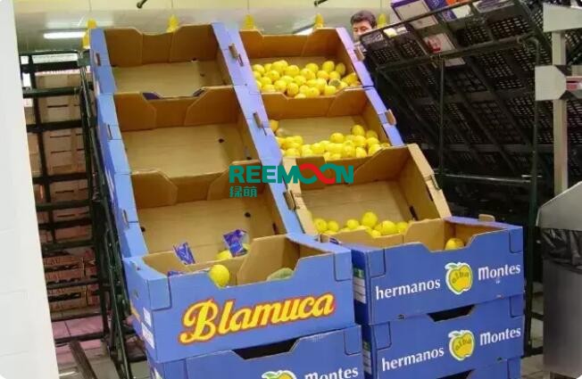 使水果陳列損失變小的陳列方式大盤點國內的水果零售商，無論是面向大眾消費者的超市，還是面向中高端消費者的品牌水果店，大多都會在木質貨架上展示包裝精美的水果。而國外一般選擇另一種方式，——紙箱陳列方式。為什么外國人更喜歡紙箱陳列？1.推廣自己的水果品牌我國水果的精制包裝是一種變相的去品