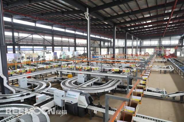 “泡澡”“桑拿”“體檢”......在廣東省湛江市徐聞縣的菠蘿產(chǎn)地運營中心，一顆顆菠蘿經(jīng)過眾多環(huán)節(jié)后到達消費者手中。3月10日，2022廣東“菠蘿的?！卑偾镱^直播開鑼暨全球采購商大會在徐聞舉行。活動現(xiàn)場，來自江西綠萌科技控股有限公司（簡稱“江西綠萌”）的一條菠蘿智能化分選線引得不少人駐足。在參觀完菠蘿智能化分選