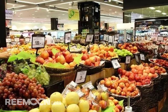 自新冠肺炎疫情爆發(fā)以來，各地響應政府號召，陸續(xù)出臺了有關限制封閉社區(qū)外出進入、交通管制、停產(chǎn)待業(yè)、家庭隔離、家庭辦公等措施,不同行業(yè)因此受到了一定的沖擊，其中水果行業(yè)也不可避免。水果是關系到生產(chǎn)和民生的重要經(jīng)濟作物，其商品化率遠比谷物類等糧食高，在農民生產(chǎn)生活中發(fā)揮著重要作用。在疫情期間，全球經(jīng)濟發(fā)展