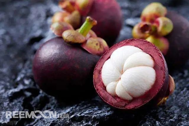 今春水果價格漲得厲害。根據(jù)農業(yè)農村部相關數(shù)據(jù)，2022年1~4月的水果批發(fā)價比近9年的均價都要高，并呈現(xiàn)持續(xù)上漲趨勢。水果從產(chǎn)地到餐桌，中間要經(jīng)歷果農采摘打包收購、裝車運輸、批發(fā)商銷售等環(huán)節(jié)，最終到達家門口的水果店。記者采訪了產(chǎn)地商、批發(fā)商、物流司機和門店商，試圖探究這些環(huán)節(jié)背后，水果漲價的深層原因。很多人