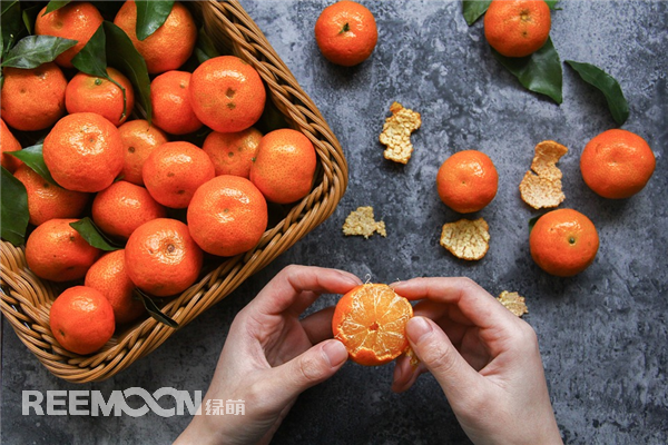 日前，“水果越來(lái)越貴”這個(gè)話題忽然沖上熱搜，在一條吐槽視頻中，博主逛了一圈水果店，最后能買得起的水果只有小番茄，網(wǎng)友紛紛評(píng)論“是我本人了”、“月薪不過(guò)萬(wàn)，不敢進(jìn)水果店”。在另一社交平臺(tái)，豆瓣“每日水果小組”、“喪心病狂攢錢”“零食拉踩小組”“生活組”等多個(gè)討論組中，不約而同地傳達(dá)出“水果變貴了”的聲