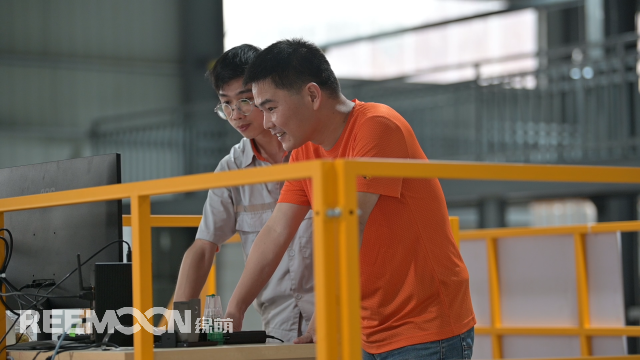 1655972249795437.png 黃其超與廖陳生在中控臺觀察荔枝數(shù)據(jù).png