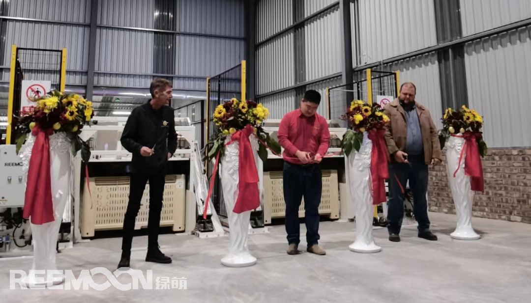 由金豹果業(yè)基地的管理團隊進行剪彩禮：【從左往右：內(nèi)維爾·史密斯（Neville Smith）、蔣亦姜（Ken Jiang）、皮爾尼夫·施密特（Pierneef Smit）】.png