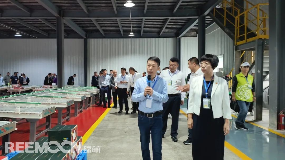1663032407115595.jpg 綠萌董事長(zhǎng)助理胡葉兵向隰縣縣委書(shū)記一行介紹綠萌玉露香梨數(shù)字化分選線.jpg
