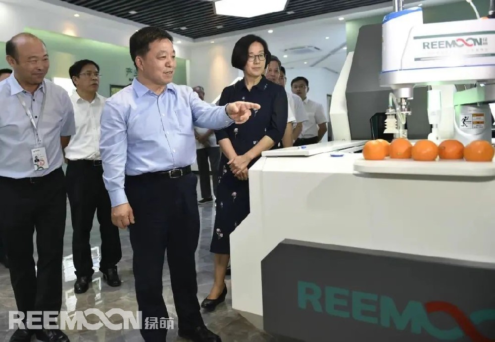9月29日下午，江西省省長(zhǎng)葉建春蒞臨綠萌公司調(diào)研指導(dǎo)工作，省委副書(shū)記、贛州市委書(shū)記吳忠瓊陪同調(diào)研。中科微至董事長(zhǎng)、中科院微電子所智能制造中心主任李功燕，江西綠萌公司董事長(zhǎng)朱壹向省長(zhǎng)一行作了詳細(xì)匯報(bào)。葉建春省長(zhǎng)深入了解綠萌公司創(chuàng)立發(fā)展歷程、核心技術(shù)研發(fā)及全球市場(chǎng)布局等情況。在得知綠萌果蔬分揀裝備出口近30個(gè)
