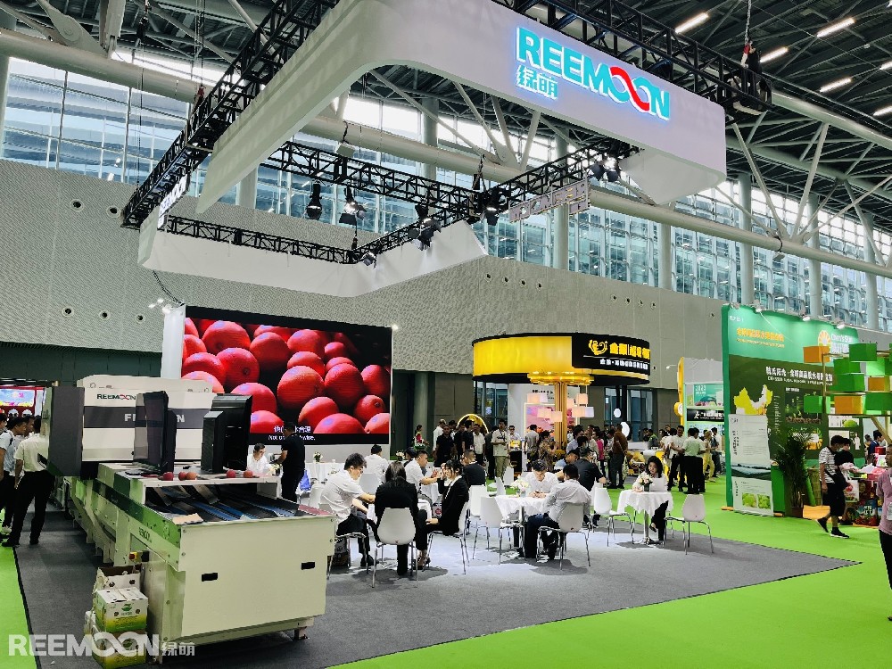 9月1日— 3日，全球果蔬領(lǐng)域引人矚目的盛會——2023國際水果展在廣州中國進出口商品交易會展館（廣交會展館）盛大召開！本次展會成為全球果蔬企業(yè)和行業(yè)人士的焦點。展會以“世界水果，中國市場”為主題，來自全球的200多家企業(yè)紛紛亮相，展示其最新的產(chǎn)品和技術(shù)。作為中國果蔬分選領(lǐng)航企業(yè)，綠萌攜其創(chuàng)新技術(shù)和果蔬采后分選
