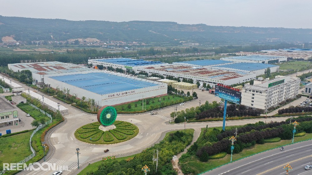 瓜果飄香季，豐收喜悅時(shí)。獼猴桃成熟采摘季節(jié)，田間地頭，連綿的果樹一眼望不到邊界，一棵棵獼猴桃枝繁葉茂，交相掩映，濃綠葉片下飽滿圓潤的獼猴桃掛滿枝頭，團(tuán)團(tuán)簇簇，清香怡人，負(fù)責(zé)采摘的工人穿梭其間，濃郁的果香縈繞心頭，讓人垂涎欲滴。這里就是陜西眉縣，獼猴桃的最佳優(yōu)生區(qū)之一。眉縣南依秦嶺，北跨渭河，氣候溫和