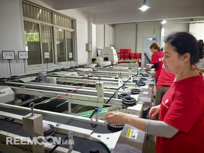 ▲四川盤信農(nóng)業(yè)有限責(zé)任公司水蜜桃智能分選中心.龍泉驛融媒體中心供圖6月3日下午，走進柏合街道長松村的四川盤信農(nóng)業(yè)有限責(zé)任公司水蜜桃智能分選中心，濃濃的科技?xì)庀涿娑鴣怼＿M入分選中心，右側(cè)的自動化分選線是最大的亮點。10余米長的分選線主要分為傳送帶和分裝帶兩部分。啟動按鈕，分選線就開始工作了。工人們從筐子里