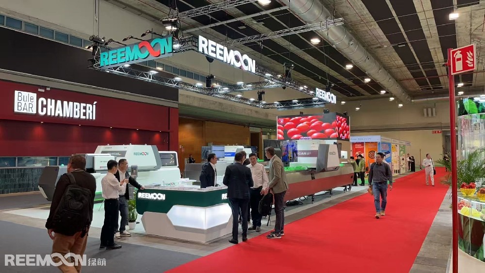 第十七屆西班牙（馬德里）國際果蔬展覽會FRUIT ATTRACTION 20252025西班牙國際果蔬博覽會（Fruit Attraction 2025）于9月30日在馬德里盛大開幕。綠萌攜柑橘、車?yán)遄印⑺{莓三大前沿AI分選設(shè)備重磅亮相。當(dāng)前，消費者對果蔬品質(zhì)的要求日趨嚴(yán)苛，智能化分選已成為驅(qū)動產(chǎn)業(yè)升級的強勁引擎。綠萌深度聚焦果蔬采后分選技術(shù)創(chuàng)新，以
