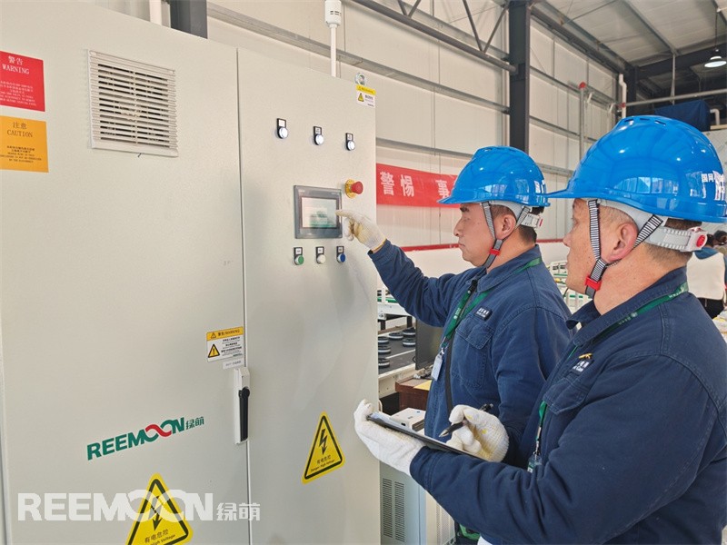 金秋收獲季，在阿壩州小金縣八角鄉(xiāng)公達(dá)村農(nóng)村合作社分揀車間內(nèi)，一臺臺智能蘋果分揀機正高速運轉(zhuǎn)，通過精準(zhǔn)稱重、AI視覺檢測等技術(shù)，精準(zhǔn)完成果實的稱重、檢測與評級。而這一切高效運轉(zhuǎn)的背后，離不開穩(wěn)定可靠的電力支撐。從過去人工分揀的“磕磕碰碰”到如今生產(chǎn)線的“精準(zhǔn)高效”，小金縣的蘋果產(chǎn)業(yè)正經(jīng)歷著一場由電力驅(qū)動